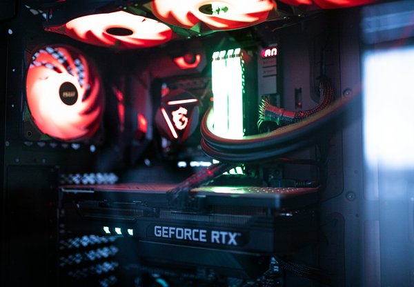 What are the steps to install a liquid cooling system in a Cooler Master MasterCase H500 for better CPU cooling?
